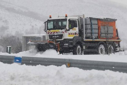 La máquina quitanieves trabajó sin descanso en la zona de Trabadelo | L. de la Mata