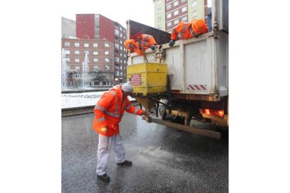 El Ayuntamiento esparció sal para prevenir | L. de la Mata