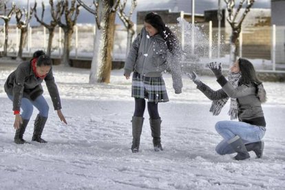 Tres niñas juegan con la nieve | Bruno Moreno