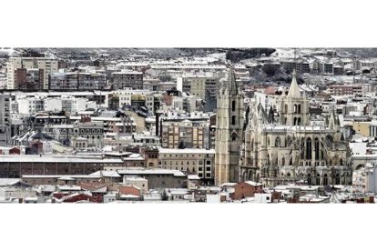Panorámica general de la ciudad vista desde el alto de Las Lomas, con la mayoría de los tejados nevados | Bruno Moreno