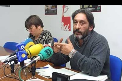 La candidata de IU al Ayuntamiento de Léon, junto al coordinador de la coalición en la provincia de León, Germán fernandez.