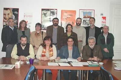 La candidata de IU, con el resto de su equipo, espera por lo menos obtener un concejal en las próximas elecciones municipales.