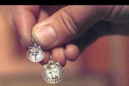 Las conchas de vieira para colgar de una cadena o de una pulsera son también uno de los souvenirs más solicitados en las tiendas especializadas del casco histórico compostelano.