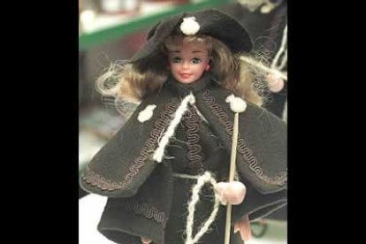 Pero si lo que quieres llevarte de Santiago es una especie de barbie vestida de peregrina también puedes. La Asociación «A Carrasquiña» ha presentado la «Lady Peregrina».
