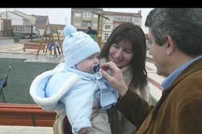 Miguel Martínez se acerca a una mujer con su hijo durante una interesante iniciativa que impulsó que consistía en la plantación de 40 tilos, en lo que se denominó 'cada niño, un árbol'.