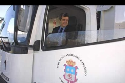 El candidato, durante la presentación de las nuevas máquinas que se encargan de mantener limpio el municipio.