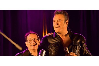 Javier Turrado, dueño del Bar Elvis, y el cantante leonés Javier Arias. DANIEL PISABARRO