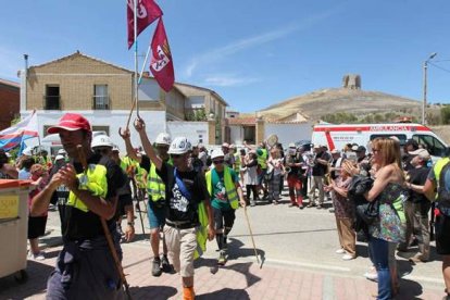 Los mineros enarbolan banderas de León y del Bierzo al entrar en Mota del Marqués con aplausos. Norberto