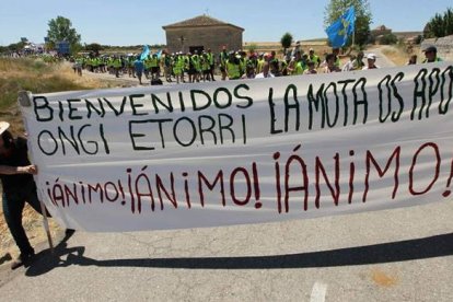 La colonia vasca recibe a la marcha en La Mota del Marqués. Norberto.