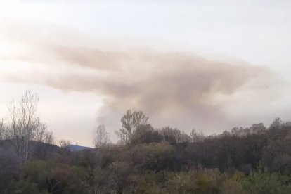 Fotografía del incendio durante la tarde de este miércoles. DL