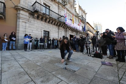 Una de las alumnas del Instituto Gil y Carrasco que colocó uno de los seis adoquines. ANA F. BARREDO