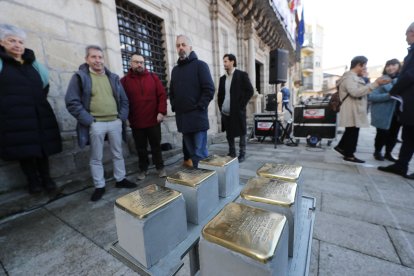Miguel Ángel Varela, director del Bergidum, Marco González y Emilio Silva, vicepresidente y presidente de la ARMH, y Juan Diego Botto, poco antes de la colocación de los adoquines. ANA F. BARREDO