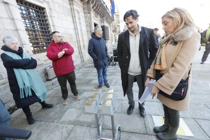 Juan Diego Botto con una familiar de Vicente Alonso, liberado de un subcampo de Mauthausen en 1945. ANA F. BARREDO
