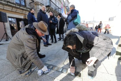 Limpieza de los nueve stolpersteine instalados en enero. ANA F. BARREDO
