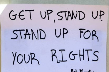 Un cartel con una frase de Bob Marley en la acampada de los indignados en la plaza Cataluña el 19 de mayo de 2011. Foto: ALBERT BERTRAN
