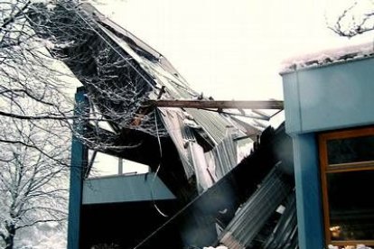 Los trabajos están siendo dificultados por la gran cantidad de nieve acumulada tras las fuertes nevadas de los pasados días, y por la necesidad de apuntalar los restos del edificio que aún están en pie.