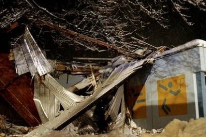 Para facilitar las tareas de rescate ha llegado al lugar una grúa de grandes dimensiones, de 20 toneladas, que ayudará a levantar la cubierta y el resto de escombros.