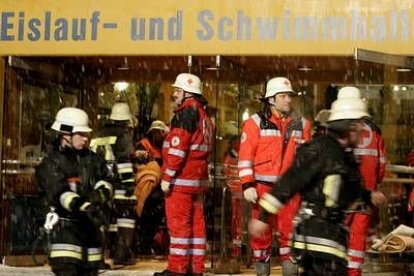 Unas 300 personas participan en las labores de rescate entre policías, Cruz Roja, soldados, bomberos y unidades llegadas desde la vecina Austria.