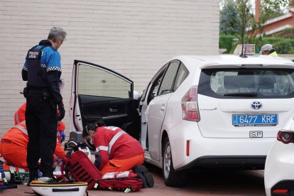 Personal sanitario atiende a un taxista tras desvanecerse y atropellar al cirujano leonés en la localidad de Arroyo de la Encomienda (Valladolid). ICAL