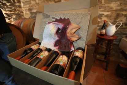 La caja, en formato estuche, contiene seis botellas diferentes que se descubren tumbadas. ANA F. BARREDO