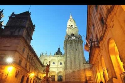 Fue en el siglo XVII cuando el maestro Domingo de Andrade realizó en pleno barroco su obra cumbre tallando profusamente las paredes de sus dos cuerpos superiores.