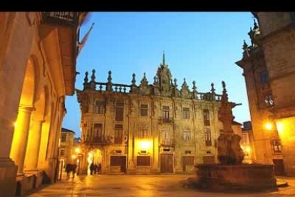 Magnífica vista de la Plaza de Platerías con la Casa do Cabildo al fondo.
