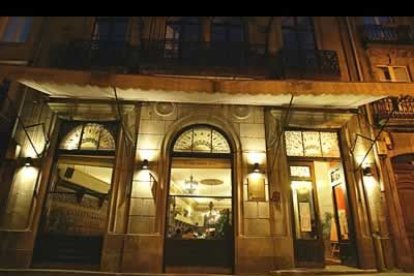 En la rúa do Vilar se encuentra uno de los locales con más solera de la ciudad: El Casino. Recientemente fue remodelado y convertido en lugar de parada obligatoria para los amantes del buen café.