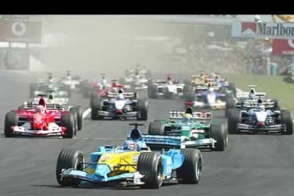 Alonso comenzó la carrera con una impresionante salida con la que ya desde el principio marcó diferencias con sus rivales.