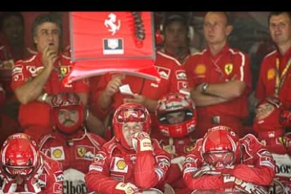 El equipo Ferrari, que no logró que ninguno de sus pilotos subiera al podio, se quedó con esta cara de decepción tras finalizar la carrera.