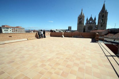 Excepcional vista de la ciudad desde la terraza del edificio, con la Catedral al fondo.
