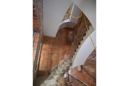 Detalle de la escalera, de mármol blanco.