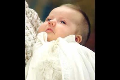 La pequeña ha permanecido dormida la mayor parte del tiempo pero en algún instante le hemos podido ver los ojos.