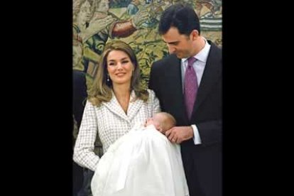 Antes de la ceremonia de bautismo la pequeña ha protagonizado su primera sesión fotográfica oficial. Posó con sus padres,...