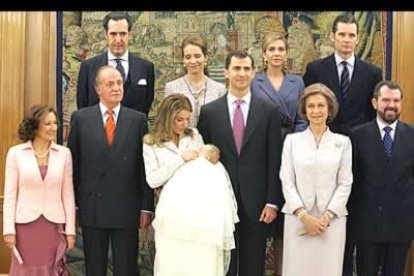 ... sus abuelos maternos y tíos paternos...