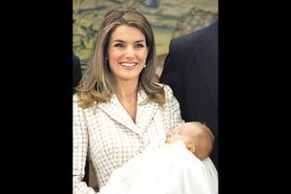 La Infanta Leonor estuvo todo el tiempo muy tranquila en brazos de su madre.