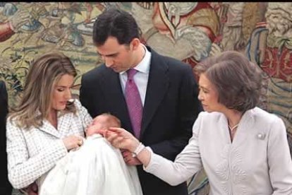 La Reina tuvo abundantes muestras de cariño para su última nieta.