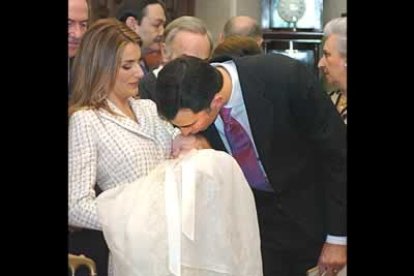 Más muestras de cariño hacia la pequeña Leonor, esta vez por parte de su papá que la besa con ternura en la cabeza.