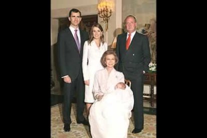 Concluida la ceremonia religiosa, la pequeña descansa en brazos de su abuela la Reina Sofía.