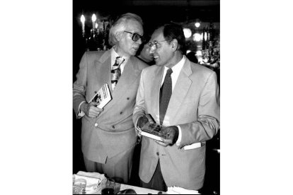 Según él mismo explicó, leía todo cuanto caía en sus manos, lo mismo le daba el cómic «El Coyote» que a los escritores de la Generación del 98.