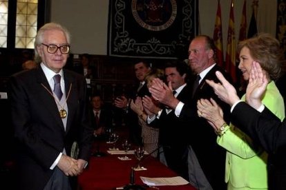 Este escritor y colaborador de prensa fue distinguido con Premios tan importantes como el Príncipe de Asturias de las Letras (1996), Nacional de las Letras (1997), Cervantes (2000) y Mesonero Romanos de Periodismo (2003).