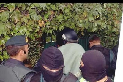 Diez personas han sido detenidas en la operación desarrollada hoy por la Guardia Civil en Alicante, Granada y Murcia.