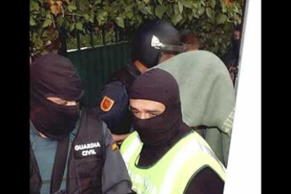 El grupo podía tener además relación con el terrorismo islámico, con otros argelinos radicados en Alemania, Holanda, Reino Unido, Bélgica y Dinamarca.