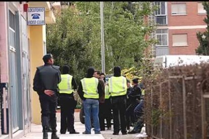 Para financiar las actividades del grupo, los detenidos se dedicaban, entre otras actividades, a la delincuencia común...