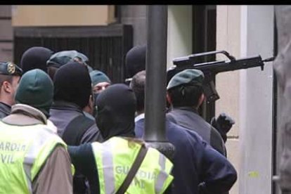 En ellos se ha hallado material informático, abundante documentación, droga y unos 35.000 euros en metálico.