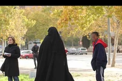 La mujer de uno de los detenidos aparece en la imagen.