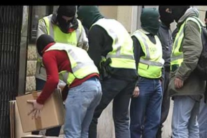 Los agentes hacen acopio de varias cajas en una de las direcciones registradas.
