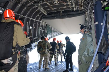 Los paracaidistas, a punto de saltar. DL