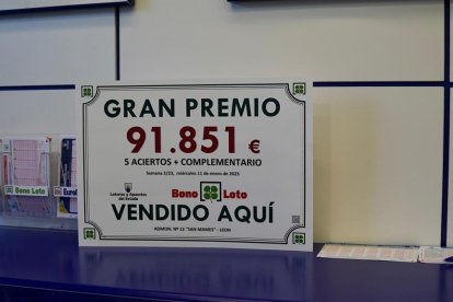 Cartel de la administración de loterial de San Mamés en la que se selló el boleto premiado. MIGUEL F. B.