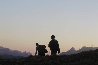 A la izquierda, un bonito paisaje de la montaña leonesa. Sobre estas líneas, de arriba a abajo, el río Órbigo a su paso por Carrizo de la Ribera, instalaciones de Factor Espacio San Feliz y vista de la Plaza del Grano.