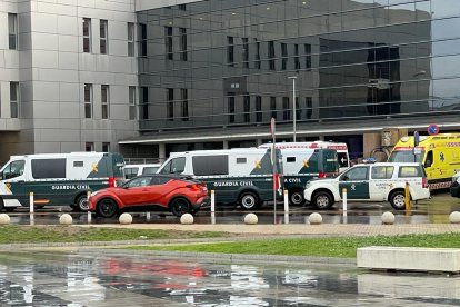 Dispositivo de la Guardia Civil en el Hospital de León. DL